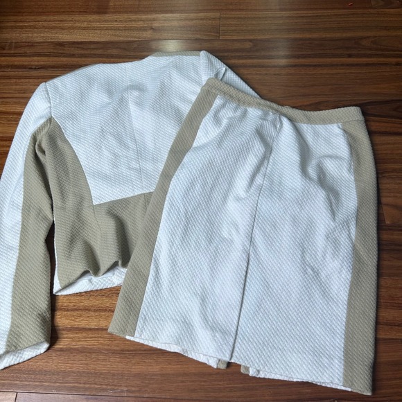 Calvin Klein Women's Skirt Suit Set White & Tan Textured Gold Zipper Size 2 - Picture 11 of 13
